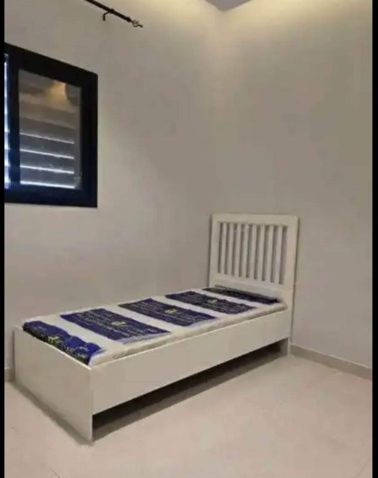 سرير نفر واحد جديد ابيض